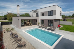 Villa Median for 10 people with children playground & pet friendly - only 3 km from beach